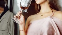 Janisaa Pradja dikenal sebagai wine connoisseur atau ahli minuman wine. Maka tak heran di Instagramnya banyakn postingan ia tengah menikmati wine. Foto: Instagram @nisaasreserve