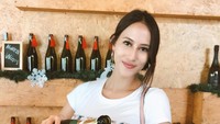 Kini, Janisaa Pradja juga didapuk sebagai brand ambassador dari Zwiesel Glas, sebuah produsen gelas wine. Foto: Instagram @nisaasreserve