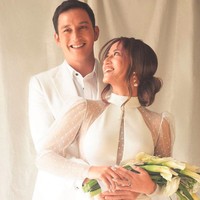 Keduanya pun kerap membagikan potret kemesraan bak prewedding sebelum pernikahan mereka. Seperti potret ini, Mike dan Janisaa tampil dengan busana serba putih. Foto: dok. Instagram/@janisaas