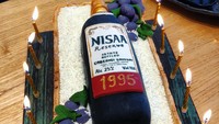 Kecintaannya pada wine, membuat Janisaa Pradja mendapat kejutan berupa kue berbentuk botol wine saat ulang tahun. Kue tersebut juga bertuliskan namanya. Foto: Instagram @nisaasreserve
