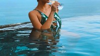 Berenang dini infinite pool, Janisaa Pradja menikmati wine. Ditemani dengan pemandangan laut lepas yang indah. Foto: Instagram @nisaasreserve