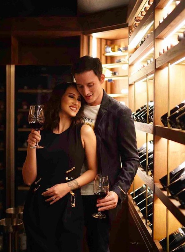 Di Instagramnya, Janisaa sering pamer kemesraan bersama Mike Lewis sambil membawa gelas wine. Foto: dok. Instagram/@janisaas