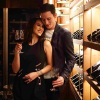 Di Instagramnya, Janisaa sering pamer kemesraan bersama Mike Lewis sambil membawa gelas wine. Foto: dok. Instagram/@janisaas