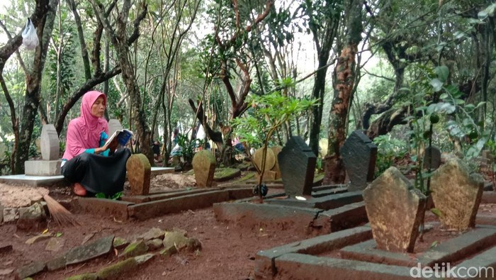 Jelang Bulan Suci Ramadhan, warga Kecamatan Paseh, Kabupaten Bandung, lakukan ziarah kubur ke makam keluarganya.