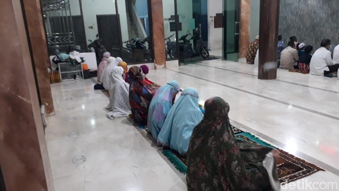 Jemaah Muhammadiyah menjalankan Salat Tarawih pertama di Masjid Al-Istiqomah Jalan Petemon 4/16 Surabaya.