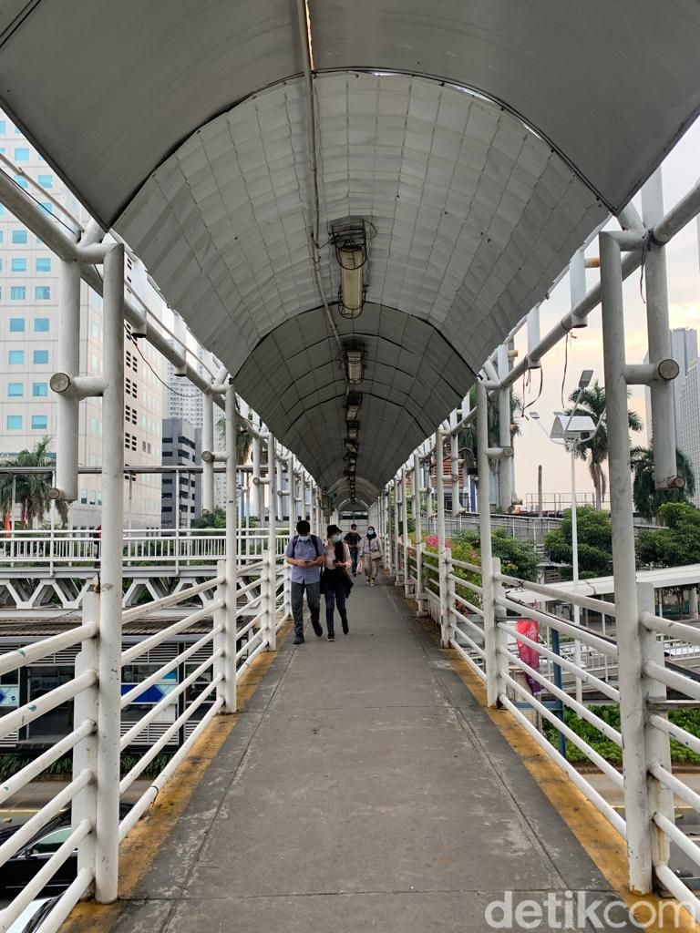 JPO Dukuh Atas 1, bagian atap yang baru saja selesai diperbaiki, 1 April 2022. (Mulia Budi/detikcom)