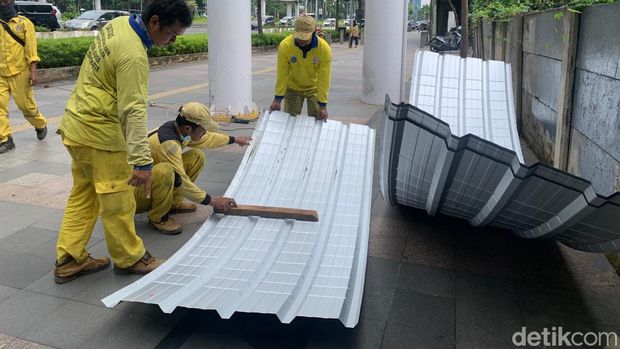 JPO Dukuh Atas 1 di perbatasan Setiabudi Jaksel-Tanah Abang Jakpus, Jl Jend Sudirman. JPO ini diperbaiki pada 1 April 2022. (Mulia Budi/detikcom)