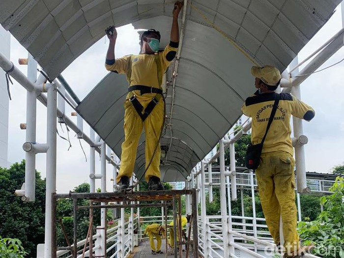 JPO Dukuh Atas 1 di perbatasan Setiabudi Jaksel-Tanah Abang Jakpus, Jl Jend Sudirman. JPO ini diperbaiki pada 1 April 2022. (Mulia Budi/detikcom)