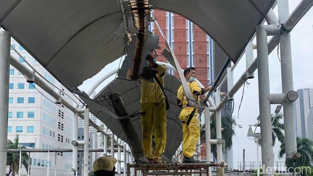 JPO Dukuh Atas 1 di perbatasan Setiabudi Jaksel-Tanah Abang Jakpus, Jl Jend Sudirman. JPO ini diperbaiki pada 1 April 2022. (Mulia Budi/detikcom)