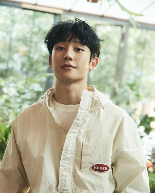 Di balik wajah manis dan imutnya, Jung Hae In ternyata jago bela diri. Bintang serial ‘Snow Drop’ ini merupakan pemegang sabuk hitam taekwondo. Foto: dok. Instagram @holyhaein