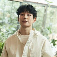 Di balik wajah manis dan imutnya, Jung Hae In ternyata jago bela diri. Bintang serial ‘Snow Drop’ ini merupakan pemegang sabuk hitam taekwondo. Foto: dok. Instagram @holyhaein