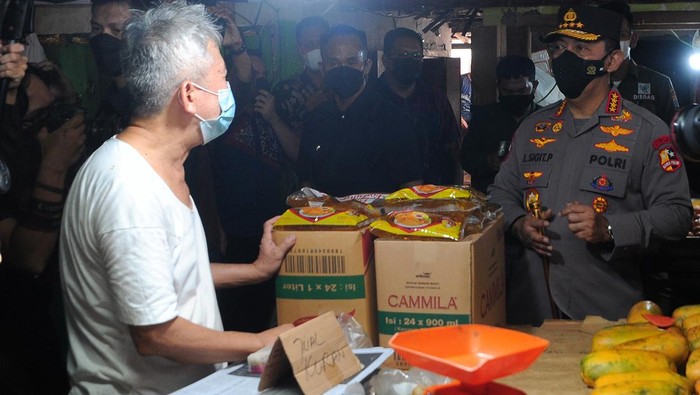 Kapolri Jenderal Pol Listyo Sigit Prabowo (kanan) berdialog dengan pedagang pasar saat sidak minyak goreng di Pasar Lemabang Palembang, Sumsel, Jumat (1/4/2022). Rangkaian sidak Kapolri bersama Gubernur Sumsel di Palembang ini untuk memastikan ketersediaan pasokan minyak goreng selama Ramadhan. ANTARA FOTO/Feny Selly/aww.