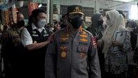 Listyo Sigit mengecek stok minyak goreng di Pasar Lemabang, Ilir Timur II (dua), Palembang, Jumat (1/4/2022).