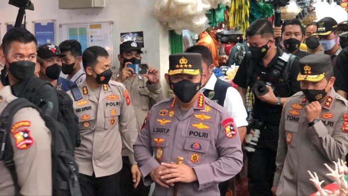 Kapolri saat  mengecek stok minyak goreng di Palembang (M Syahbana-detikcom)