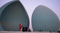 Kekayaan arsitektur terlihat di Monumen Martir, Baghdad, Irak, Rabu (16/3/2022). Monumen ini dibangun tahun 1983 untuk mengenang pahlawan perang Irak yang gugur selama perang Irak-Iran. Dunia nyata menghadirkan momen yang manusiawi, sentimentil dan emosional. (AP Photo/Hadi Mizban)