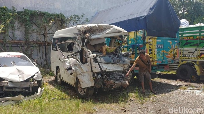Kecelakaan adu banteng truk vs mobil di Pemalang, Jumat (1/4/2022).