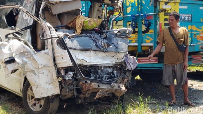 Kecelakaan adu banteng truk vs mobil di Pemalang, Jumat (1/4/2022).