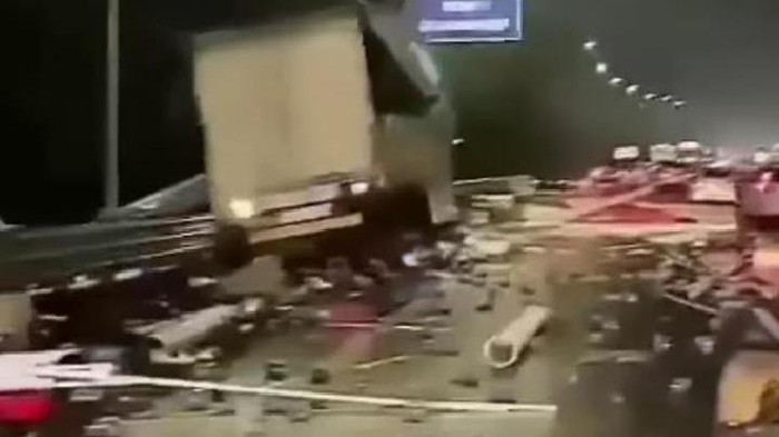 Kecelakaan truk paralon di Tol Cipularang Km91