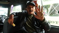 Salah satu sopir angkot Jurusan Gedebage-Stasiun Hall Maman (70) khawatir dengan harga bahan bakar yang naik-turun.