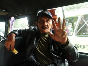 Curhat Sopir Angkot di Bandung: Premium Langka, Tak Kuat Beli Pertamax