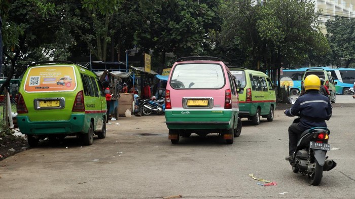 Sopir angkot di Kota Bandung mengeleng-gelengkan kepala, mengetahui harga pertamax naik menjadi Rp 12.500. Salah satu sopir angkot Jurusan Gedebage-Stasiun Hall Maman (70) mengatakan, ketika premium disubsidi, premium langka dan dirinya beralih ke pertalite.