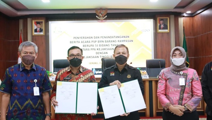 Kepala Kejaksan Tinggi Banten Leonard Eben Ezer Simanjuntak dan Kepala Pusat Pemulihan Aset Kejaksaan Agung Elan Suherlan