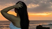Khirani Trihatmodjo menikmati senja di Pulau Bali saat ulang tahunnya. Foto: Instagram Mayangsari