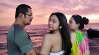 Khirani Trihatmodjo merayakan pergantian usianya itu di Bali bersama orang tuanya, Bambang Trihatmodjo dan Mayangsari. Foto: Instagram Mayangsari