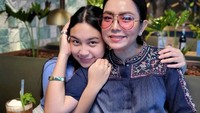 Khirani Trihatmodjo begitu dekat dengan Mayangsari. Foto: Instagram Mayangsari