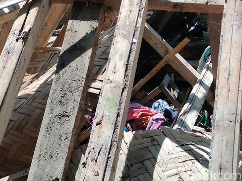 Kondisi rumah Marsinem yang hancur tertimpa tanah longsor di Dusun Papak, Kalirejo, Kokap, Jumat (1/4/2022).