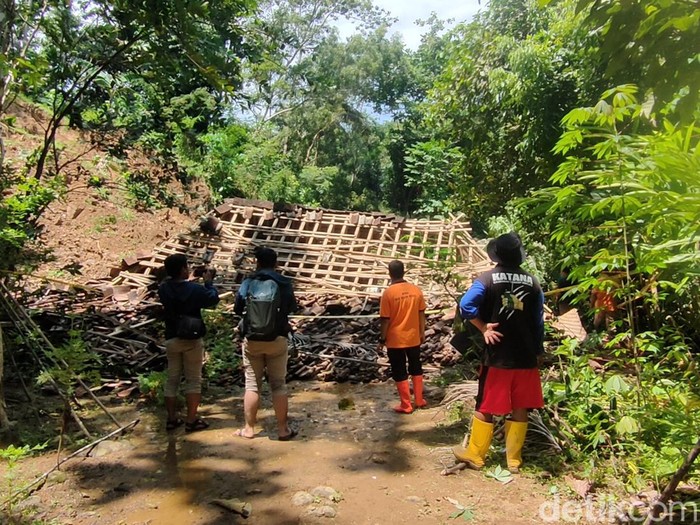 Kondisi rumah Marsinem yang hancur tertimpa tanah longsor di Dusun Papak, Kalirejo, Kokap, Jumat (1/4/2022).
