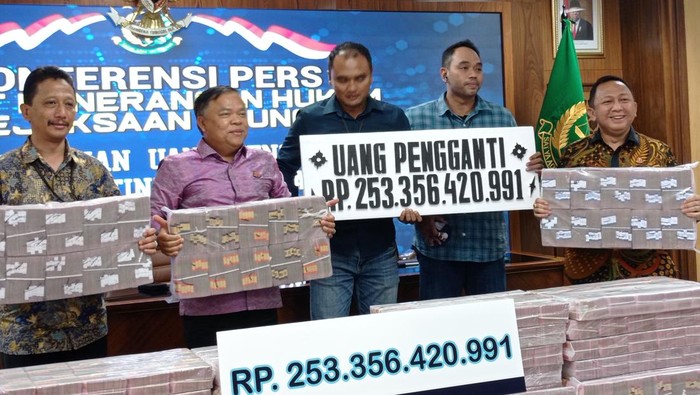 Konferensi pers Kejaksaan eksekusi  Rp 253,3 M dari terpidana Indar Atmanto