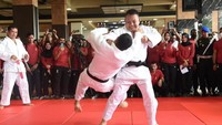 Foto: Dalam penganugerahan ini, Jenderal Dudung memperagakan aksi membanting orang. Adapun teknik membanting ini menjadi ciri khas dalam gerakan utama bela diri judo. (Dok. TNI AD)
