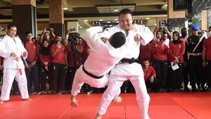 Ekspresi Jenderal Dudung Bersabuk Hitam Peragakan Banting Orang