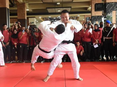 Ekspresi Jenderal Dudung Bersabuk Hitam Peragakan Banting Orang