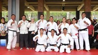 Foto: Dudung berterima kasih kepada PB PJSI, Dewan Guru, serta seluruh masyarakat Judo Indonesia atas penganugerahan Dan-5 Judo kepadanya. Dudung menekankan dirinya bertekad akan menambah motivasinya untuk mendorong Judo Indonesia dapat lebih maju dan berkembang, serta berprestasi, khususnya di lingkungan TNI AD. (Dok. TNI AD)