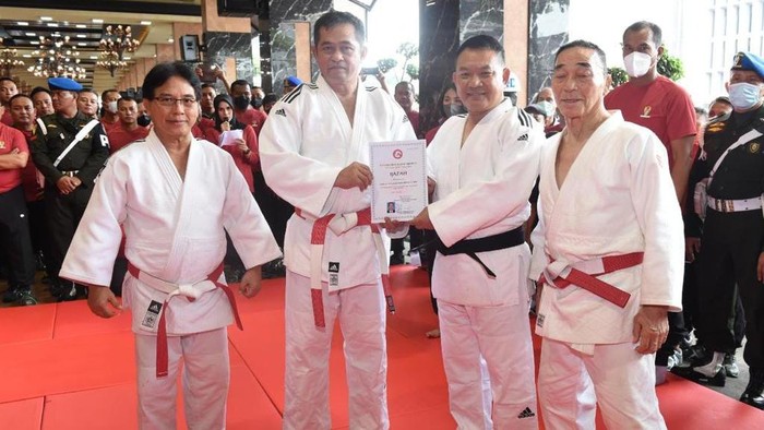 KSAD Jenderal Dudung Abdurachman memperagakan cara membanting orang saat menerima penghargaan Dan-5 Judo (Dok. TNI AD)