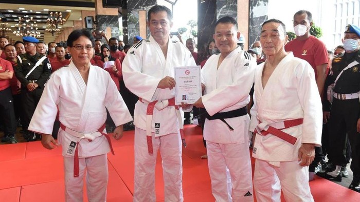 KSAD Jenderal Dudung Abdurachman memperagakan cara membanting orang saat menerima penghargaan Dan-5 Judo (Dok. TNI AD) KSAD Jenderal Dudung Abdurachman memperagakan cara membanting orang saat menerima penghargaan Dan-5 Judo (Dok. TNI AD)