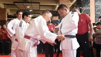 Foto: Sabuk hitam di pinggang Dudung dipasang oleh Dewan Guru Sensei Sinyoku dan Sensei Irwan. Sementara untuk penyerahan sertifikat Dan-5 Judo dilakukan oleh Ketua Umum PB PJSI Letjen TNI Maruli Simanjuntak. (Dok. TNI AD)