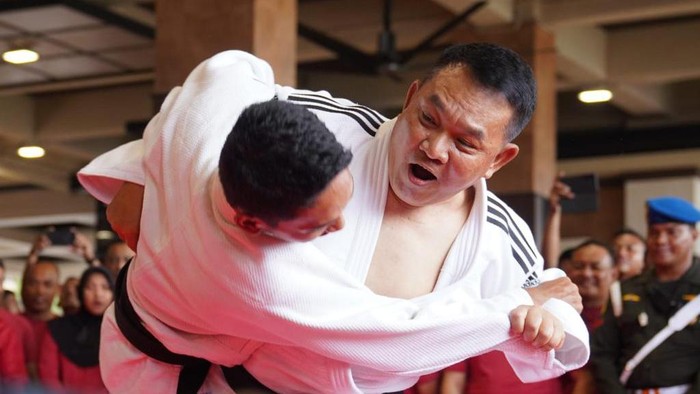 KSAD Jenderal Dudung Abdurachman memperagakan cara membanting orang saat menerima penghargaan Dan-5 Judo (Dok. TNI AD)