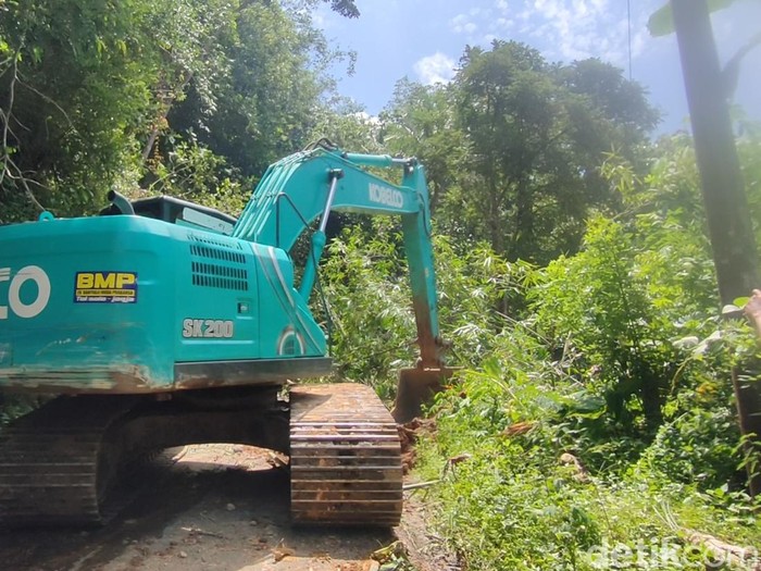 Lokasi jalan kabupaten yang tertutup longsor di Kokap, Jumat (1/4/2022).