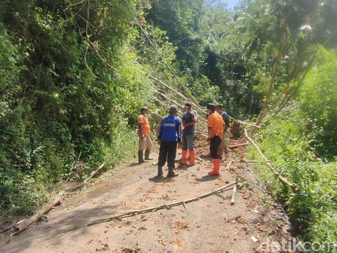 Lokasi jalan kabupaten yang tertutup longsor di Kokap, Jumat (1/4/2022).