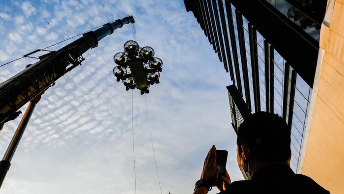 Restoran di ketinggian tengah ngetren di Jakarta lewat kehadiran Lounge in The Sky Indonesia. Sebenarnya dulu sempat ada resto melayang di Gunungkidul, DI Yogyakarta, namun dilarang beroperasi