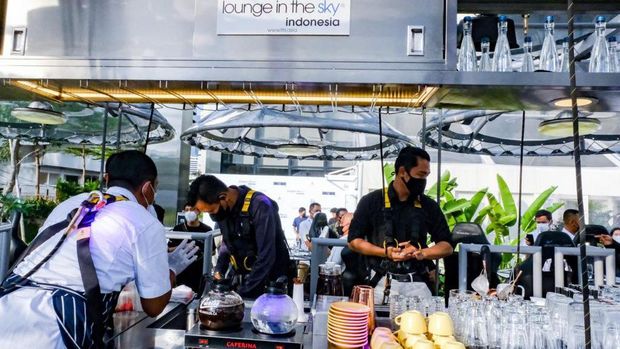 Restoran di ketinggian tengah ngetren di Jakarta lewat kehadiran Lounge in The Sky Indonesia. Sebenarnya dulu sempat ada resto melayang di Gunungkidul, DI Yogyakarta, namun dilarang beroperasi