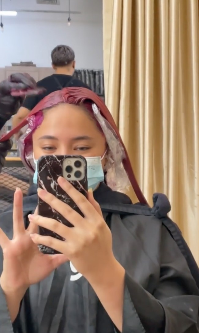 Proses transformasi rambutnya itu tampak diabadikan oleh Marshanda dan diunggah ke akun Instagram pribadinya. Selamat Hari Bipolar Sedunia 2022! Walaupun kita punya banyak alasan untuk dijudge, nggak dianggep, di-nomor terakhir-kan, dan bahkan dipecat menjadi orang yang disayang oleh some people who we really love karena keterbatasan kita…. PLEASE, STILL BE BRAVE AND BELIEVE IN YOUR SELF, tulis keterangan unggahannya itu. Foto: Instagram/@marshanda99