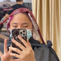 Proses transformasi rambutnya itu tampak diabadikan oleh Marshanda dan diunggah ke akun Instagram pribadinya. Selamat Hari Bipolar Sedunia 2022! Walaupun kita punya banyak alasan untuk dijudge, nggak dianggep, di-nomor terakhir-kan, dan bahkan dipecat menjadi orang yang disayang oleh some people who we really love karena keterbatasan kita…. PLEASE, STILL BE BRAVE AND BELIEVE IN YOUR SELF, tulis keterangan unggahannya itu. Foto: Instagram/@marshanda99