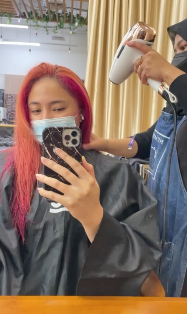 Dalam video singkat yang dibagikan oleh Marshanda terlihat setelah di bleaching rambutnya itu dibagi menjadi 2 bagian yang akan diberi warna berbeda. Setelah menunggu beberapa lama, rambut baru Marshanda pun terlihat. Foto: Instagram/@marshanda99