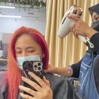 Dalam video singkat yang dibagikan oleh Marshanda terlihat setelah di bleaching rambutnya itu dibagi menjadi 2 bagian yang akan diberi warna berbeda. Setelah menunggu beberapa lama, rambut baru Marshanda pun terlihat. Foto: Instagram/@marshanda99