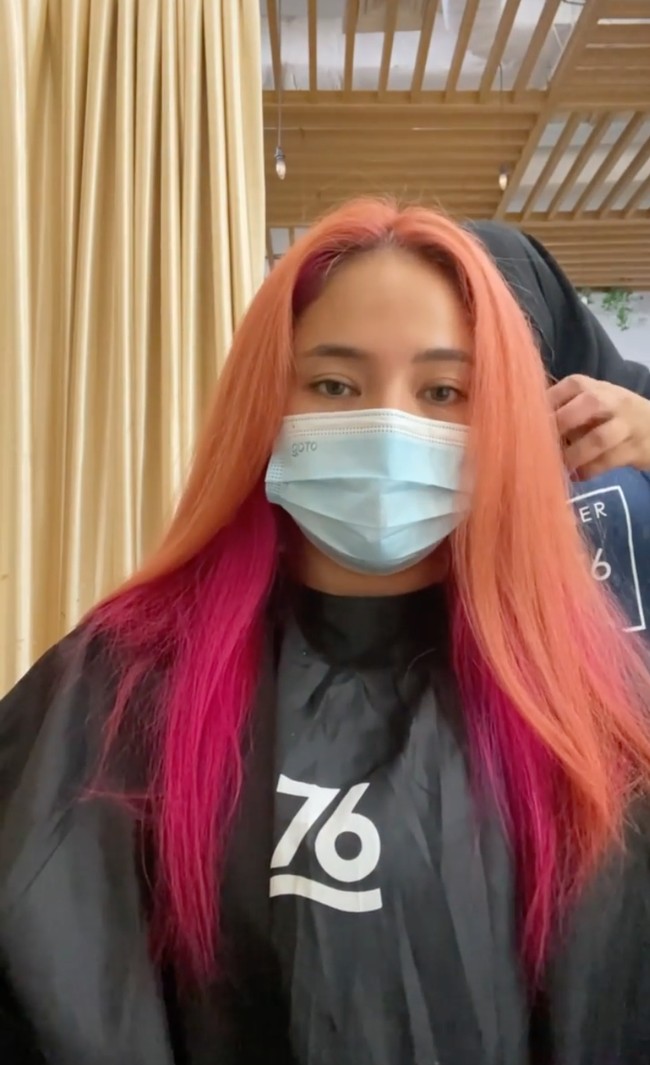 Marshanda memilih mewarnai bagian atas rambutnya dengan warna peach. Sedangkan untuk bagian bawahnya, ibu satu orang anak itu memilih warna merah muda. Foto: Instagram/@marshanda99