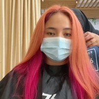 Marshanda memilih mewarnai bagian atas rambutnya dengan warna peach. Sedangkan untuk bagian bawahnya, ibu satu orang anak itu memilih warna merah muda. Foto: Instagram/@marshanda99